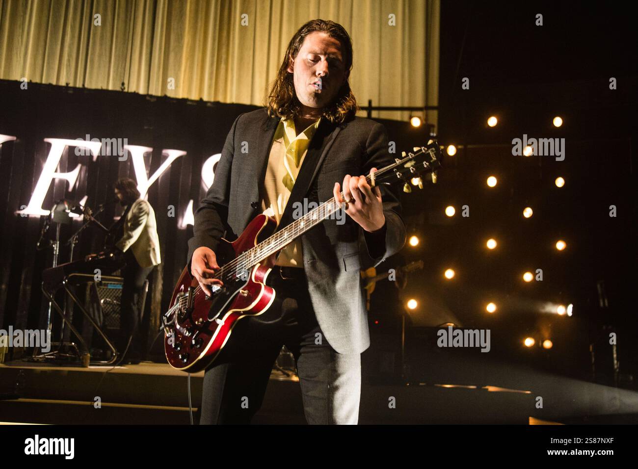 Londres, Royaume-Uni - 7 juin 2018 : Arctic Monkeys (Jamie Cook jouant en direct au Royal Albert Hall. Tous les bénéfices vont à War Child UK Banque D'Images