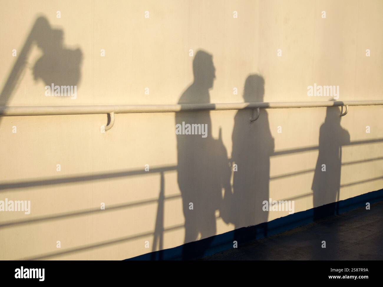 silhouettes de personnes et de garde-corps sur le pont du ferry Banque D'Images