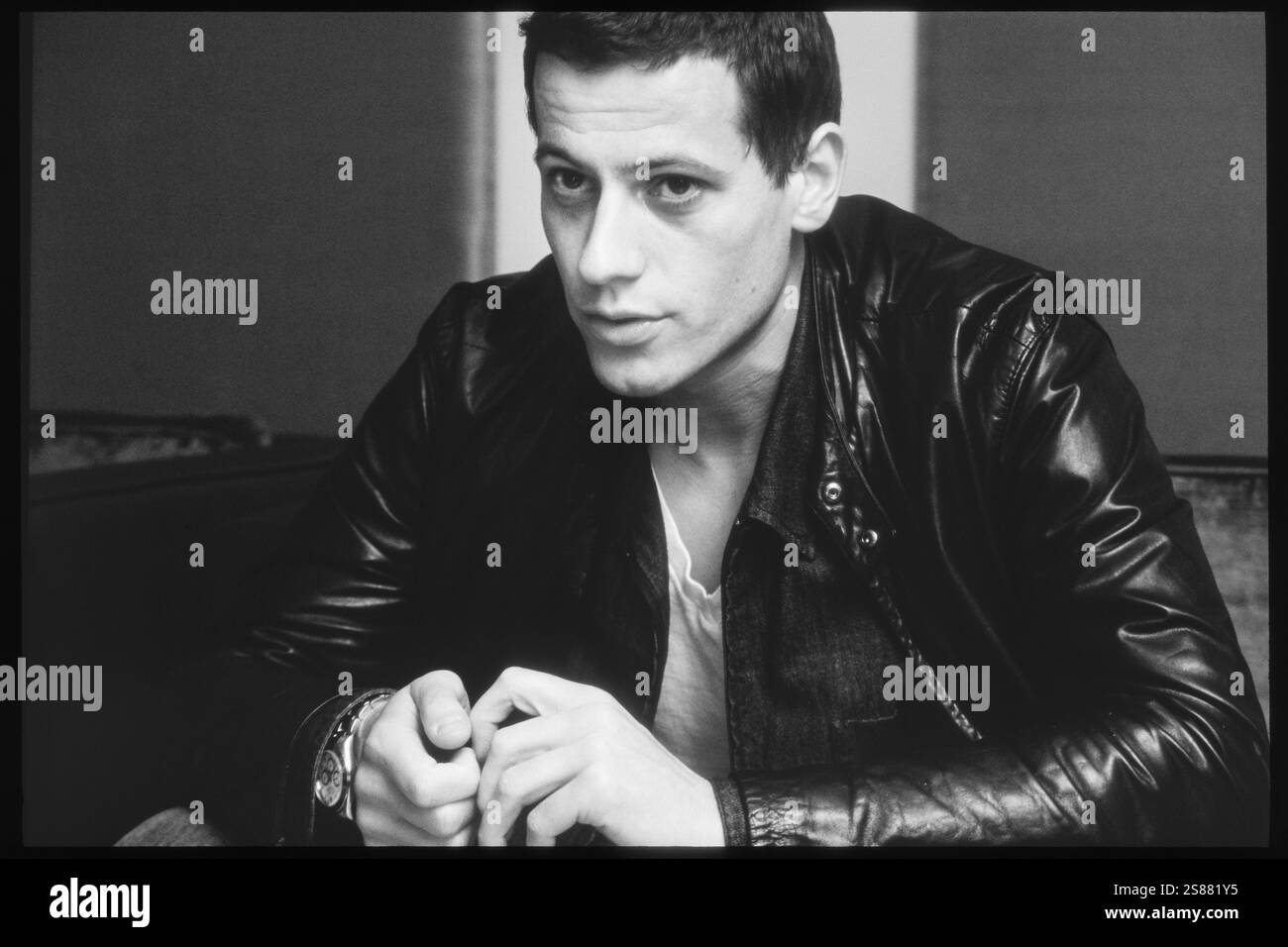 IOAN GRUFFUDD, ACTEUR, 2001 : L'acteur gallois Ioan Gruffudd au St David's Hotel de Cardiff en mai 2001. Il a la tête rasée pour son rôle dans le film Black Hawk Down. Photo : Rob Watkins. INFO : Ioan Gruffudd est un acteur gallois connu pour ses performances polyvalentes dans le cinéma et la télévision. Il a gagné en notoriété pour les rôles dans Horatio Hornblower, Fantastic four et Liar. Né en 1973, sa carrière met en valeur des talents de tous genres. Banque D'Images