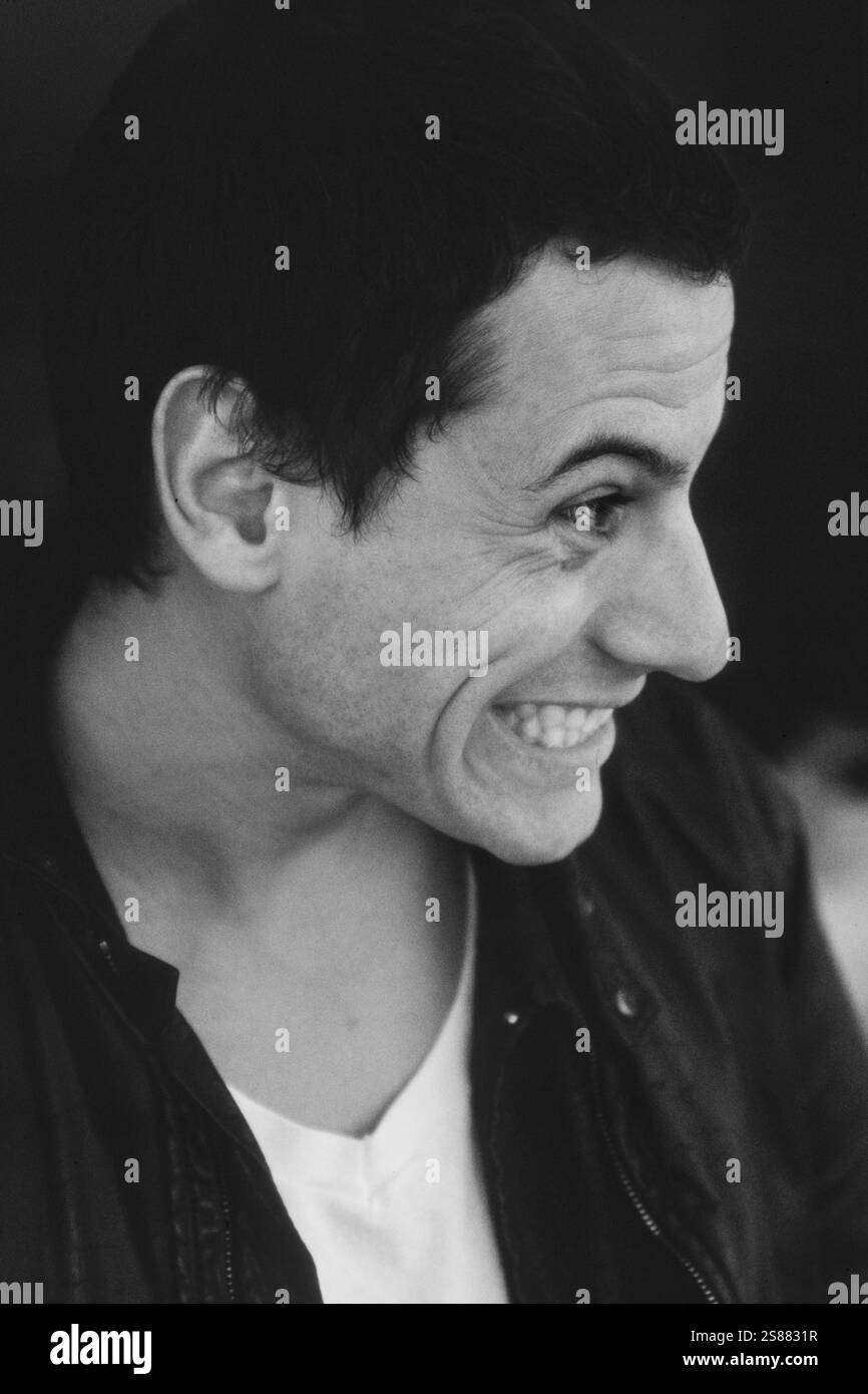 IOAN GRUFFUDD, ACTEUR, 2001 : L'acteur gallois Ioan Gruffudd au St David's Hotel de Cardiff en mai 2001. Il a la tête rasée pour son rôle dans le film Black Hawk Down. Photo : Rob Watkins. INFO : Ioan Gruffudd est un acteur gallois connu pour ses performances polyvalentes dans le cinéma et la télévision. Il a gagné en notoriété pour les rôles dans Horatio Hornblower, Fantastic four et Liar. Né en 1973, sa carrière met en valeur des talents de tous genres. Banque D'Images