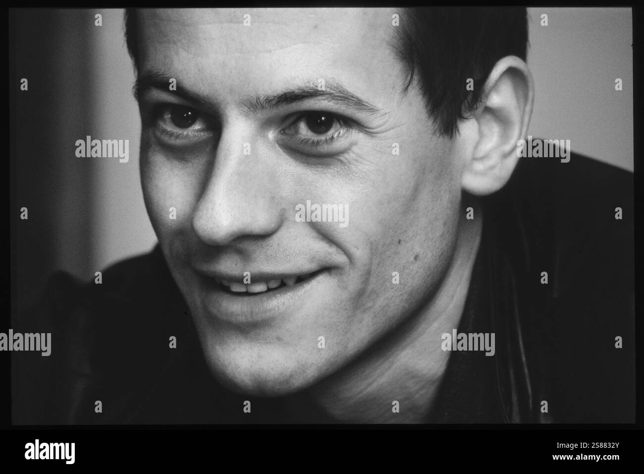 IOAN GRUFFUDD, ACTEUR, 2001 : L'acteur gallois Ioan Gruffudd au St David's Hotel de Cardiff en mai 2001. Il a la tête rasée pour son rôle dans le film Black Hawk Down. Photo : Rob Watkins. INFO : Ioan Gruffudd est un acteur gallois connu pour ses performances polyvalentes dans le cinéma et la télévision. Il a gagné en notoriété pour les rôles dans Horatio Hornblower, Fantastic four et Liar. Né en 1973, sa carrière met en valeur des talents de tous genres. Banque D'Images