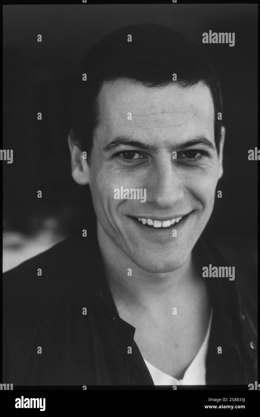 IOAN GRUFFUDD, ACTEUR, 2001 : L'acteur gallois Ioan Gruffudd au St David's Hotel de Cardiff en mai 2001. Il a la tête rasée pour son rôle dans le film Black Hawk Down. Photo : Rob Watkins. INFO : Ioan Gruffudd est un acteur gallois connu pour ses performances polyvalentes dans le cinéma et la télévision. Il a gagné en notoriété pour les rôles dans Horatio Hornblower, Fantastic four et Liar. Né en 1973, sa carrière met en valeur des talents de tous genres. Banque D'Images