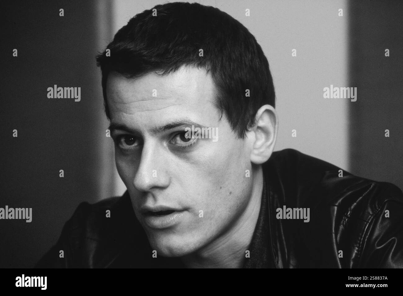 IOAN GRUFFUDD, ACTEUR, 2001 : L'acteur gallois Ioan Gruffudd au St David's Hotel de Cardiff en mai 2001. Il a la tête rasée pour son rôle dans le film Black Hawk Down. Photo : Rob Watkins. INFO : Ioan Gruffudd est un acteur gallois connu pour ses performances polyvalentes dans le cinéma et la télévision. Il a gagné en notoriété pour les rôles dans Horatio Hornblower, Fantastic four et Liar. Né en 1973, sa carrière met en valeur des talents de tous genres. Banque D'Images