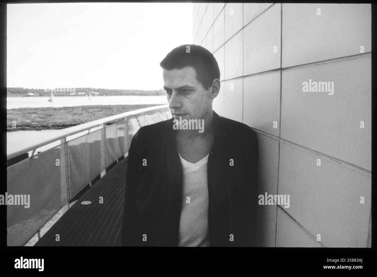 IOAN GRUFFUDD, ACTEUR, 2001 : L'acteur gallois Ioan Gruffudd au St David's Hotel de Cardiff en mai 2001. Il a la tête rasée pour son rôle dans le film Black Hawk Down. Photo : Rob Watkins. INFO : Ioan Gruffudd est un acteur gallois connu pour ses performances polyvalentes dans le cinéma et la télévision. Il a gagné en notoriété pour les rôles dans Horatio Hornblower, Fantastic four et Liar. Né en 1973, sa carrière met en valeur des talents de tous genres. Banque D'Images