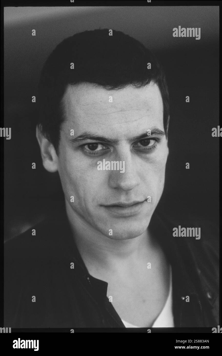 IOAN GRUFFUDD, ACTEUR, 2001 : L'acteur gallois Ioan Gruffudd au St David's Hotel de Cardiff en mai 2001. Il a la tête rasée pour son rôle dans le film Black Hawk Down. Photo : Rob Watkins. INFO : Ioan Gruffudd est un acteur gallois connu pour ses performances polyvalentes dans le cinéma et la télévision. Il a gagné en notoriété pour les rôles dans Horatio Hornblower, Fantastic four et Liar. Né en 1973, sa carrière met en valeur des talents de tous genres. Banque D'Images