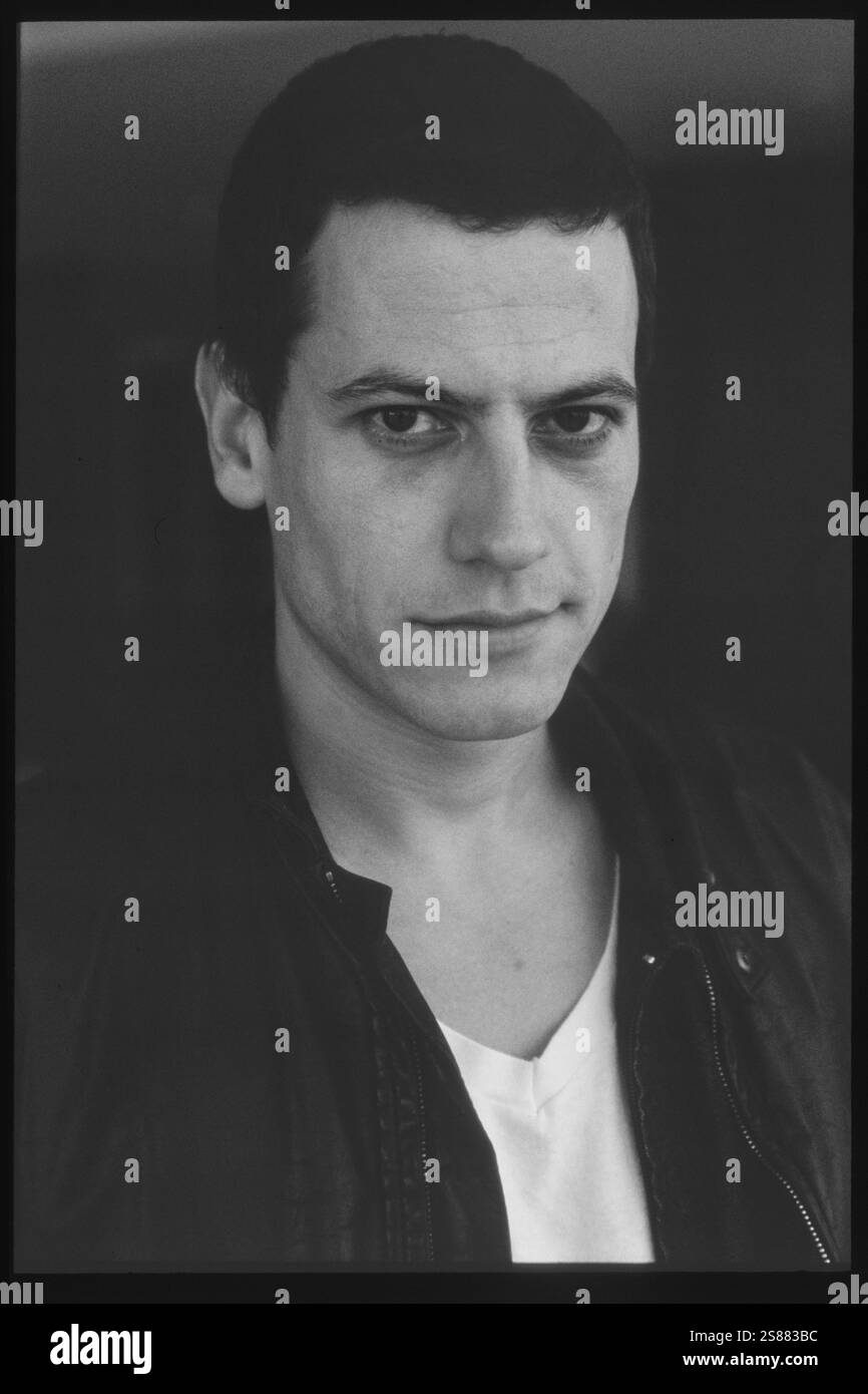 IOAN GRUFFUDD, ACTEUR, 2001 : L'acteur gallois Ioan Gruffudd au St David's Hotel de Cardiff en mai 2001. Il a la tête rasée pour son rôle dans le film Black Hawk Down. Photo : Rob Watkins. INFO : Ioan Gruffudd est un acteur gallois connu pour ses performances polyvalentes dans le cinéma et la télévision. Il a gagné en notoriété pour les rôles dans Horatio Hornblower, Fantastic four et Liar. Né en 1973, sa carrière met en valeur des talents de tous genres. Banque D'Images