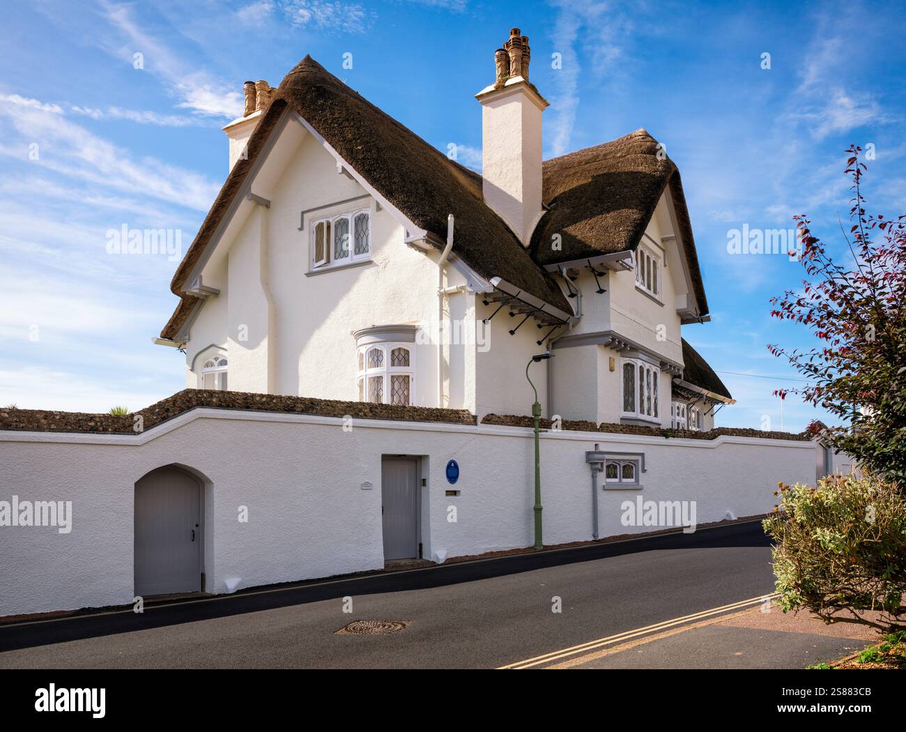Le Rock Cottage, construit à l'origine en 1780-87, a été reconstruit dans le style distinctif de «cottage orné» après un incendie en 1908. Sidmouth, Devon, Angleterre, Royaume-Uni. Banque D'Images