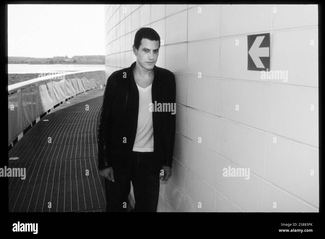 IOAN GRUFFUDD, ACTEUR, 2001 : L'acteur gallois Ioan Gruffudd au St David's Hotel de Cardiff en mai 2001. Il a la tête rasée pour son rôle dans le film Black Hawk Down. Photo : Rob Watkins. INFO : Ioan Gruffudd est un acteur gallois connu pour ses performances polyvalentes dans le cinéma et la télévision. Il a gagné en notoriété pour les rôles dans Horatio Hornblower, Fantastic four et Liar. Né en 1973, sa carrière met en valeur des talents de tous genres. Banque D'Images