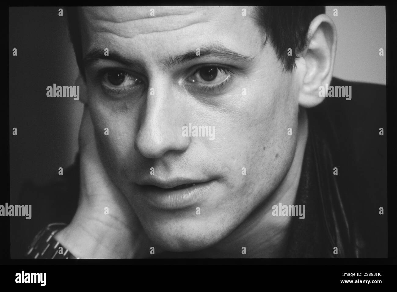 IOAN GRUFFUDD, ACTEUR, 2001 : L'acteur gallois Ioan Gruffudd au St David's Hotel de Cardiff en mai 2001. Il a la tête rasée pour son rôle dans le film Black Hawk Down. Photo : Rob Watkins. INFO : Ioan Gruffudd est un acteur gallois connu pour ses performances polyvalentes dans le cinéma et la télévision. Il a gagné en notoriété pour les rôles dans Horatio Hornblower, Fantastic four et Liar. Né en 1973, sa carrière met en valeur des talents de tous genres. Banque D'Images