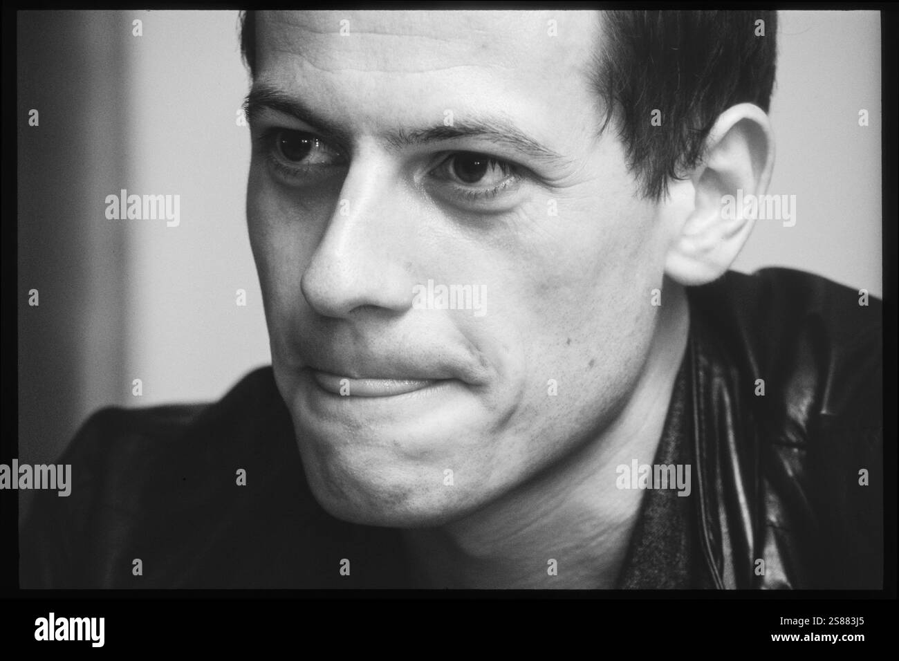IOAN GRUFFUDD, ACTEUR, 2001 : L'acteur gallois Ioan Gruffudd au St David's Hotel de Cardiff en mai 2001. Il a la tête rasée pour son rôle dans le film Black Hawk Down. Photo : Rob Watkins. INFO : Ioan Gruffudd est un acteur gallois connu pour ses performances polyvalentes dans le cinéma et la télévision. Il a gagné en notoriété pour les rôles dans Horatio Hornblower, Fantastic four et Liar. Né en 1973, sa carrière met en valeur des talents de tous genres. Banque D'Images