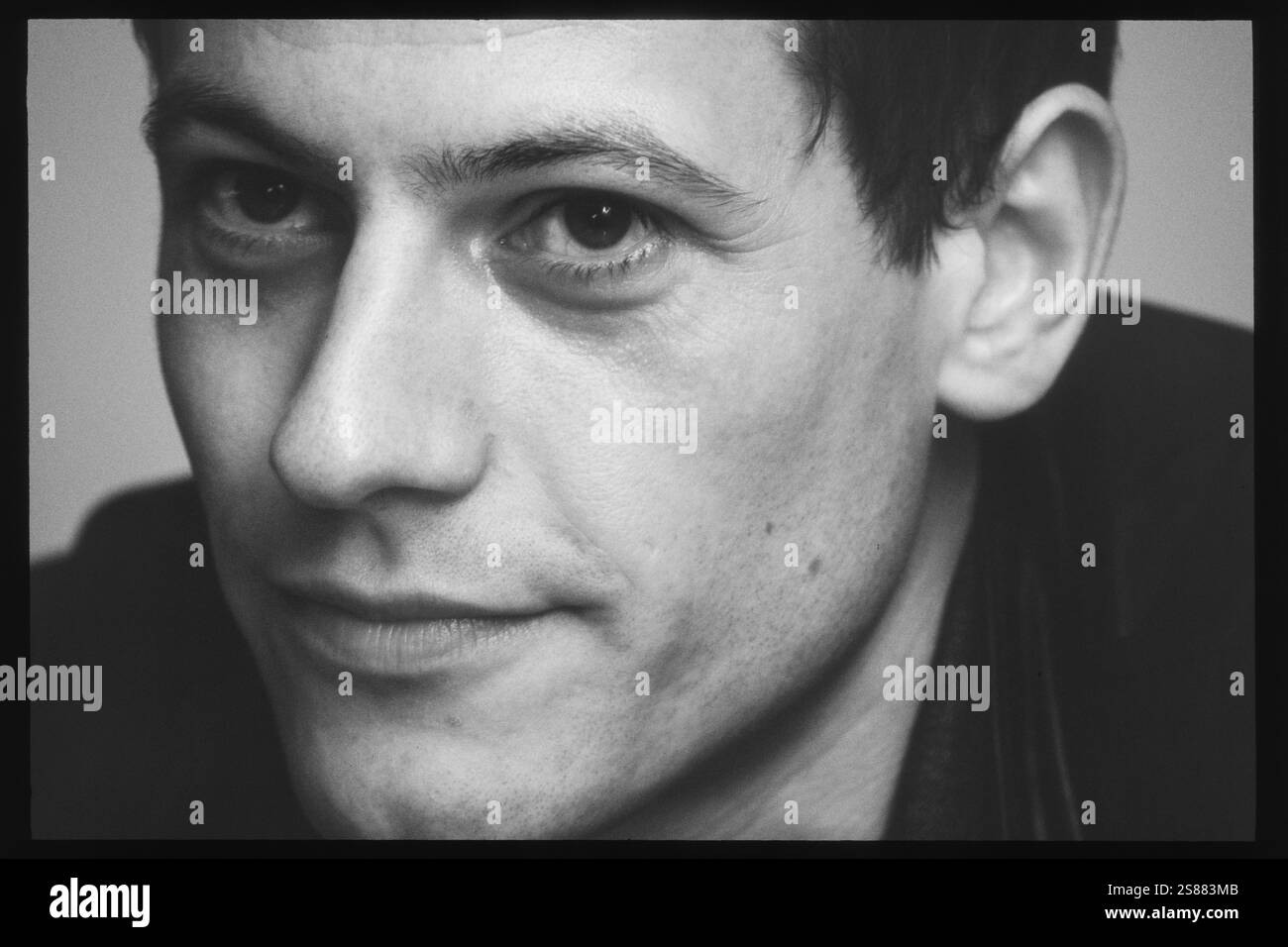 IOAN GRUFFUDD, ACTEUR, 2001 : L'acteur gallois Ioan Gruffudd au St David's Hotel de Cardiff en mai 2001. Il a la tête rasée pour son rôle dans le film Black Hawk Down. Photo : Rob Watkins. INFO : Ioan Gruffudd est un acteur gallois connu pour ses performances polyvalentes dans le cinéma et la télévision. Il a gagné en notoriété pour les rôles dans Horatio Hornblower, Fantastic four et Liar. Né en 1973, sa carrière met en valeur des talents de tous genres. Banque D'Images