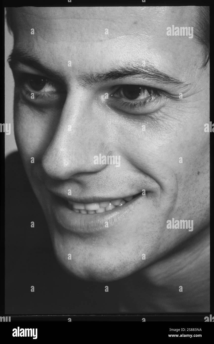 IOAN GRUFFUDD, ACTEUR, 2001 : L'acteur gallois Ioan Gruffudd au St David's Hotel de Cardiff en mai 2001. Il a la tête rasée pour son rôle dans le film Black Hawk Down. Photo : Rob Watkins. INFO : Ioan Gruffudd est un acteur gallois connu pour ses performances polyvalentes dans le cinéma et la télévision. Il a gagné en notoriété pour les rôles dans Horatio Hornblower, Fantastic four et Liar. Né en 1973, sa carrière met en valeur des talents de tous genres. Banque D'Images