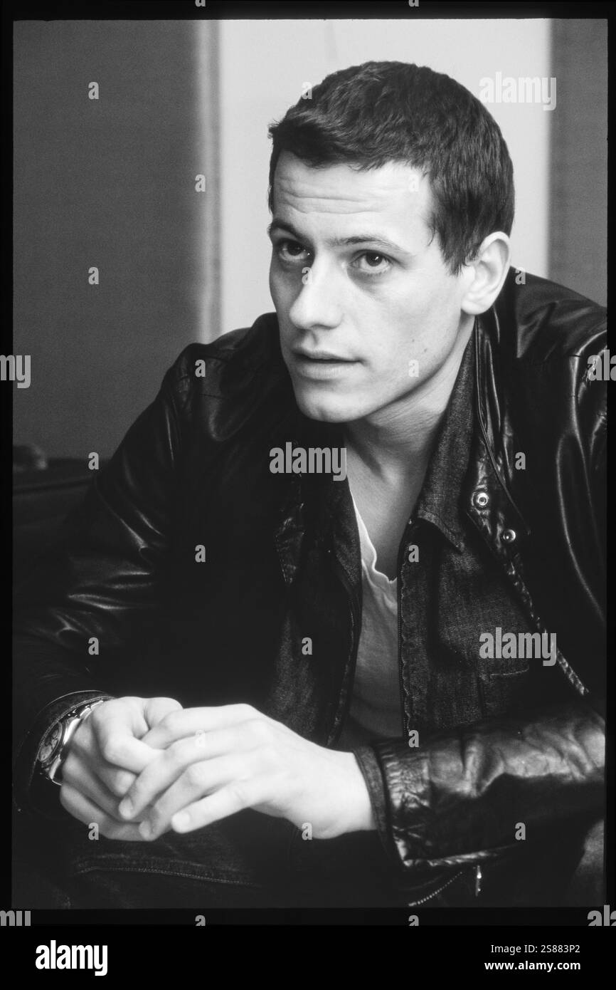 IOAN GRUFFUDD, ACTEUR, 2001 : L'acteur gallois Ioan Gruffudd au St David's Hotel de Cardiff en mai 2001. Il a la tête rasée pour son rôle dans le film Black Hawk Down. Photo : Rob Watkins. INFO : Ioan Gruffudd est un acteur gallois connu pour ses performances polyvalentes dans le cinéma et la télévision. Il a gagné en notoriété pour les rôles dans Horatio Hornblower, Fantastic four et Liar. Né en 1973, sa carrière met en valeur des talents de tous genres. Banque D'Images