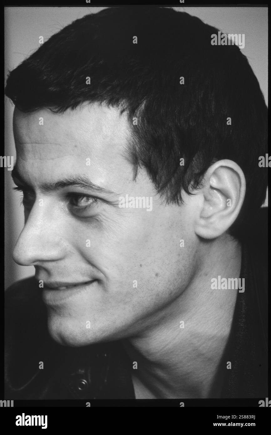 IOAN GRUFFUDD, ACTEUR, 2001 : L'acteur gallois Ioan Gruffudd au St David's Hotel de Cardiff en mai 2001. Il a la tête rasée pour son rôle dans le film Black Hawk Down. Photo : Rob Watkins. INFO : Ioan Gruffudd est un acteur gallois connu pour ses performances polyvalentes dans le cinéma et la télévision. Il a gagné en notoriété pour les rôles dans Horatio Hornblower, Fantastic four et Liar. Né en 1973, sa carrière met en valeur des talents de tous genres. Banque D'Images
