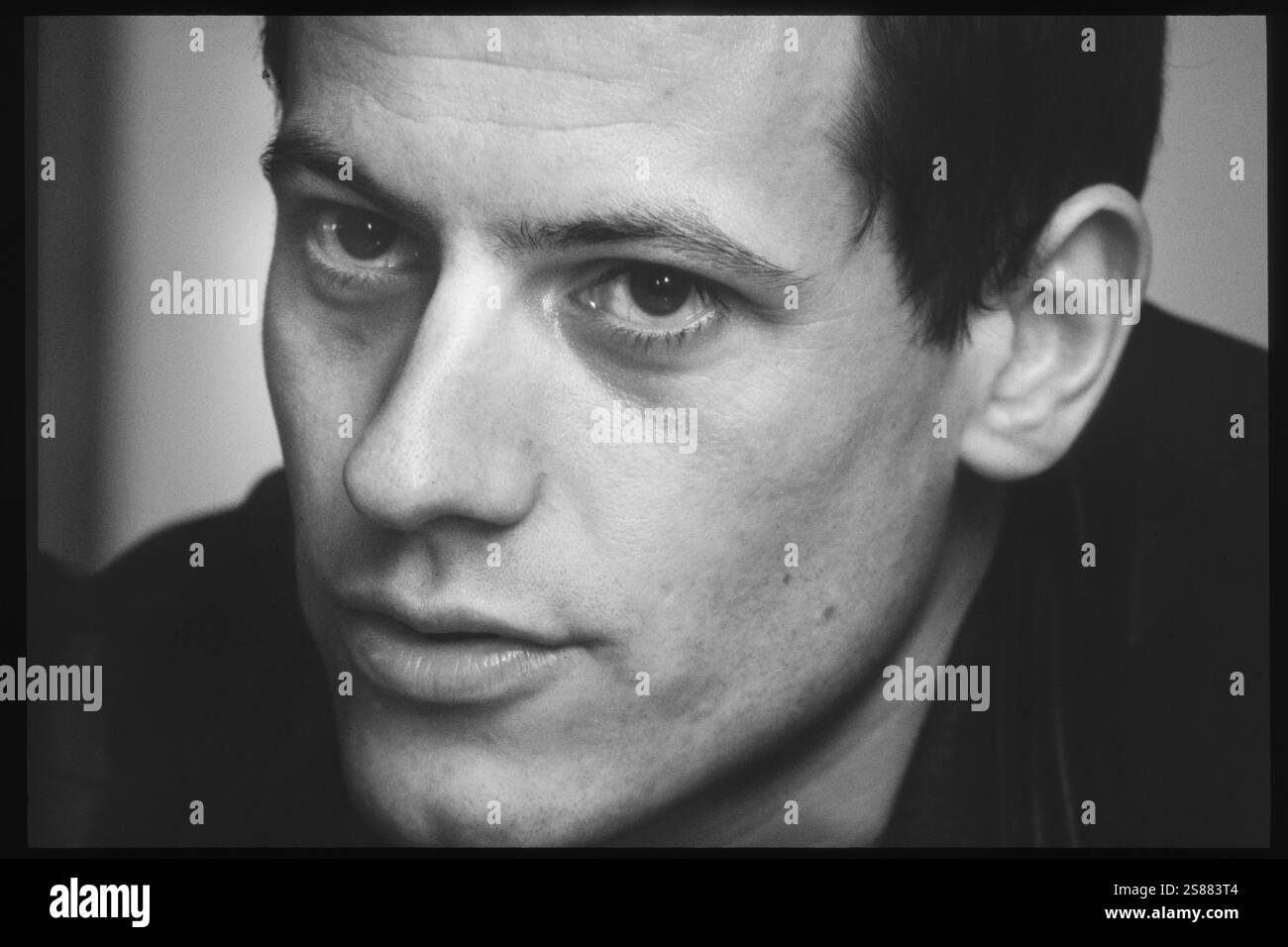 IOAN GRUFFUDD, ACTEUR, 2001 : L'acteur gallois Ioan Gruffudd au St David's Hotel de Cardiff en mai 2001. Il a la tête rasée pour son rôle dans le film Black Hawk Down. Photo : Rob Watkins. INFO : Ioan Gruffudd est un acteur gallois connu pour ses performances polyvalentes dans le cinéma et la télévision. Il a gagné en notoriété pour les rôles dans Horatio Hornblower, Fantastic four et Liar. Né en 1973, sa carrière met en valeur des talents de tous genres. Banque D'Images