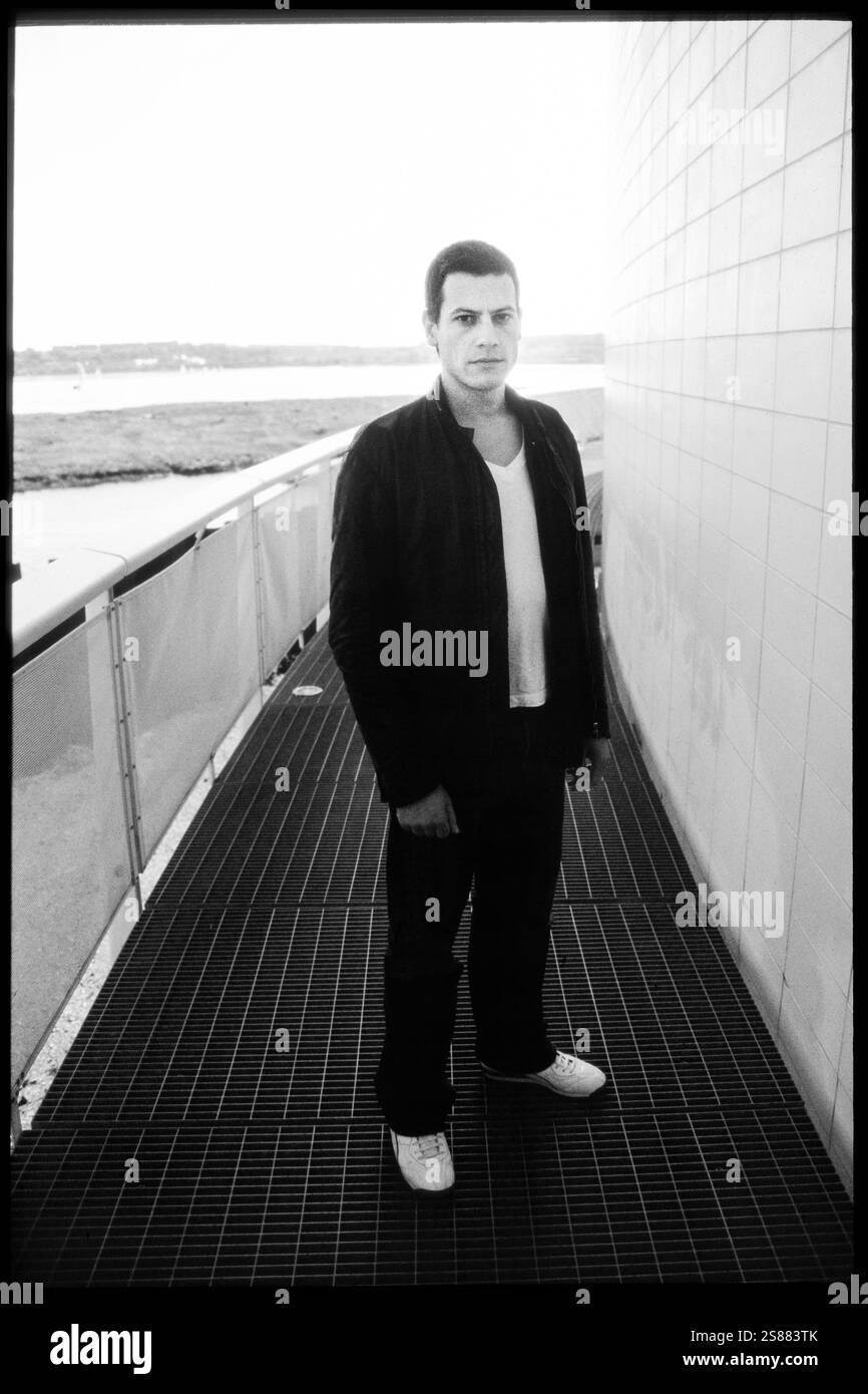 IOAN GRUFFUDD, ACTEUR, 2001 : L'acteur gallois Ioan Gruffudd au St David's Hotel de Cardiff en mai 2001. Il a la tête rasée pour son rôle dans le film Black Hawk Down. Photo : Rob Watkins. INFO : Ioan Gruffudd est un acteur gallois connu pour ses performances polyvalentes dans le cinéma et la télévision. Il a gagné en notoriété pour les rôles dans Horatio Hornblower, Fantastic four et Liar. Né en 1973, sa carrière met en valeur des talents de tous genres. Banque D'Images