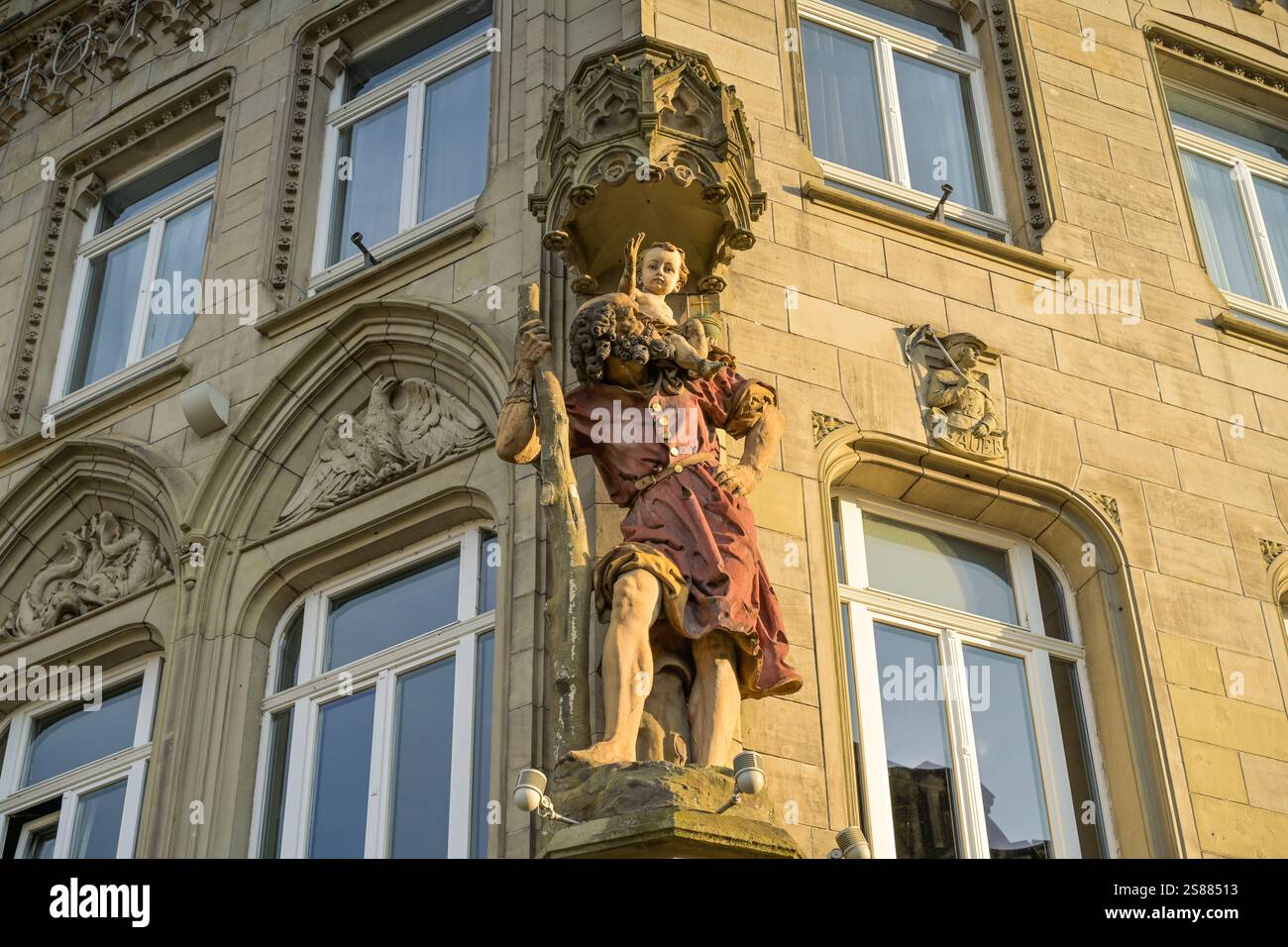 Skulptur, Christophorus trägt das Jesuskind über das Wasser, Altbau, Porta-Nigra-Platz, Trèves, Rhénanie-Palatinat, Deutschland Banque D'Images