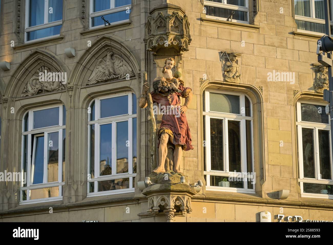 Skulptur, Christophorus trägt das Jesuskind über das Wasser, Altbau, Porta-Nigra-Platz, Trèves, Rhénanie-Palatinat, Deutschland Banque D'Images