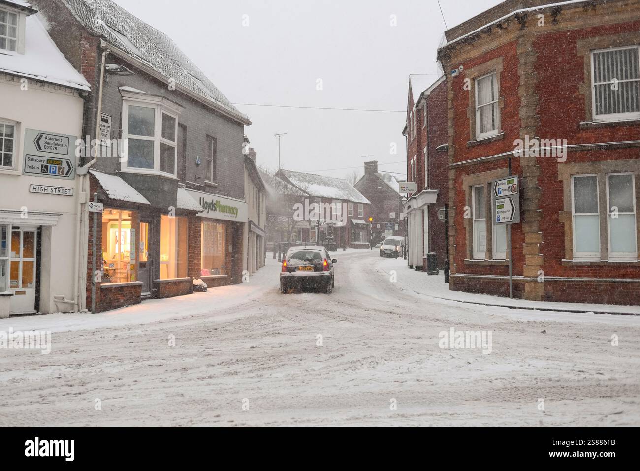 Rue haute dans la neige, village, ville, Angleterre, hiver, 'bête de l'est', 2018. Banque D'Images