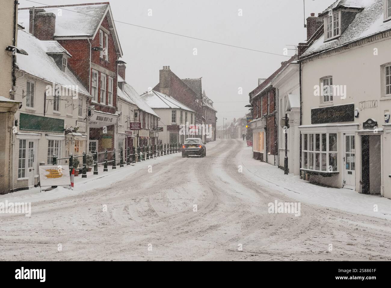 Rue haute dans la neige, village, ville, Angleterre, hiver, 'bête de l'est', 2018. Banque D'Images