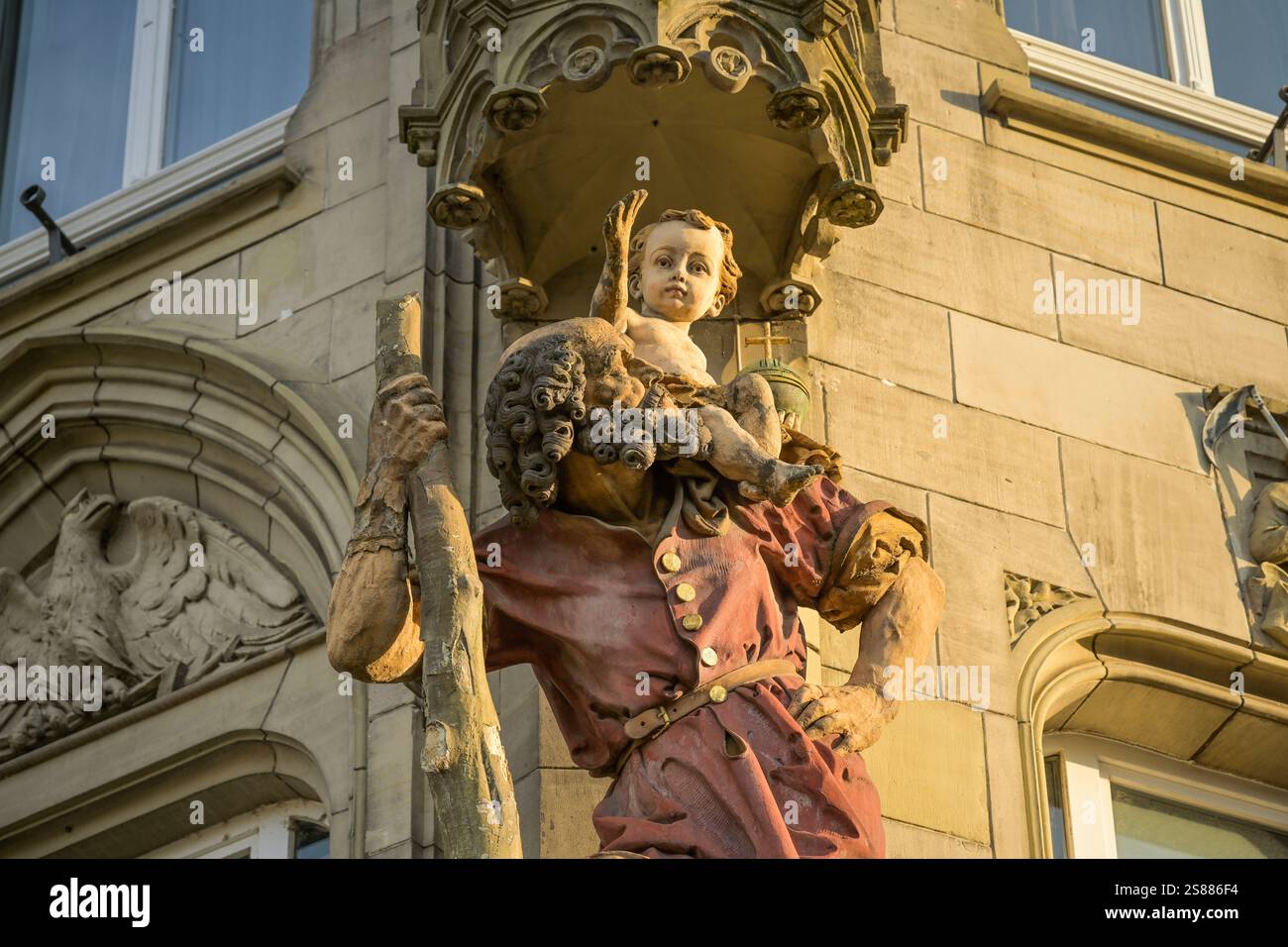Skulptur, Christophorus trägt das Jesuskind über das Wasser, Altbau, Porta-Nigra-Platz, Trèves, Rhénanie-Palatinat, Deutschland Banque D'Images