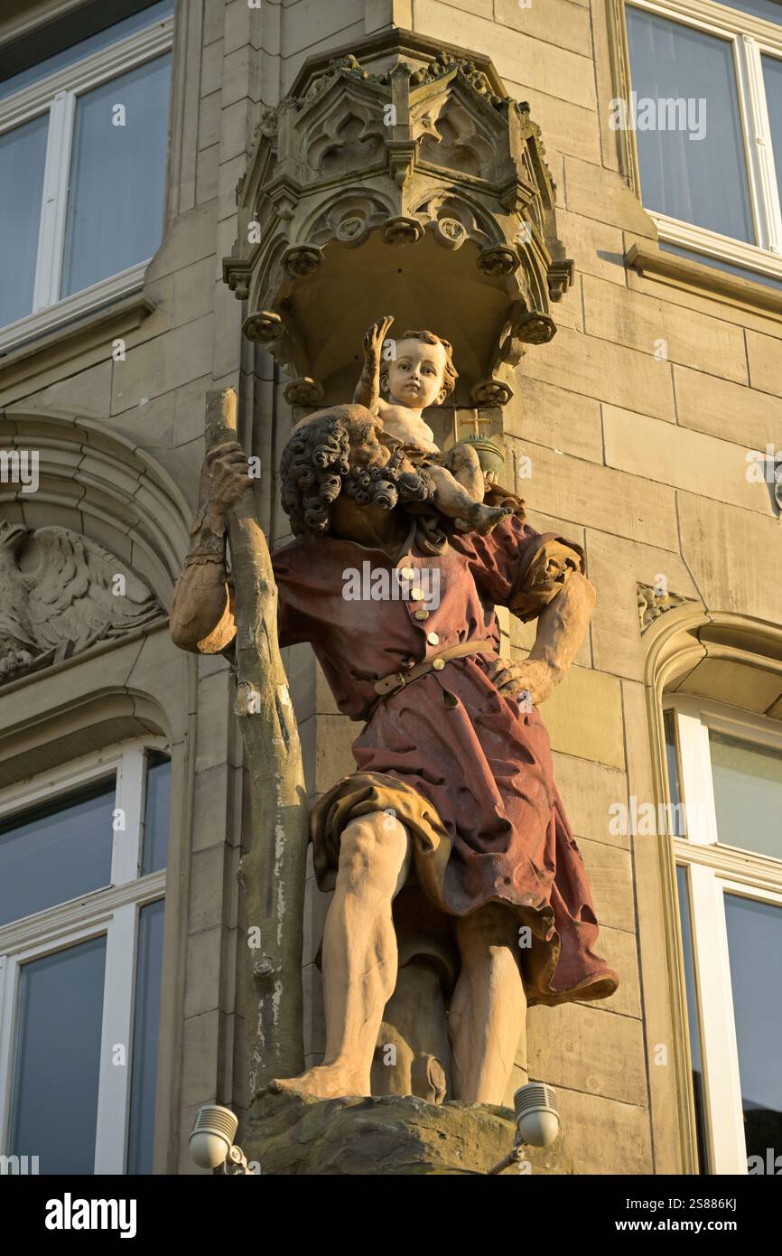 Skulptur, Christophorus trägt das Jesuskind über das Wasser, Altbau, Porta-Nigra-Platz, Trèves, Rhénanie-Palatinat, Deutschland Banque D'Images