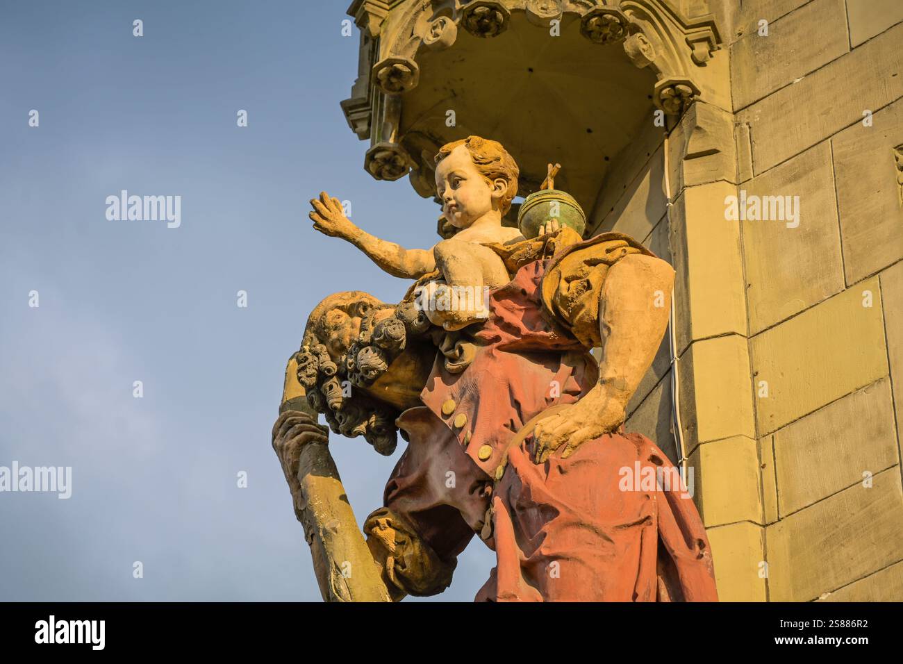 Skulptur, Christophorus trägt das Jesuskind über das Wasser, Altbau, Porta-Nigra-Platz, Trèves, Rhénanie-Palatinat, Deutschland Banque D'Images