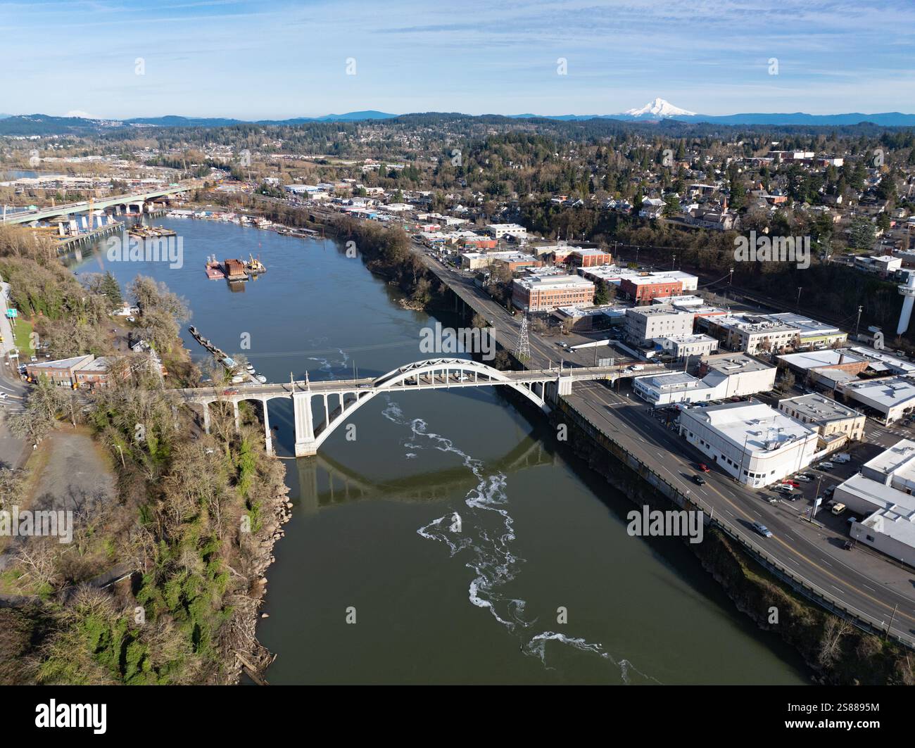 Achevé en 1922, l'Oregon City Bridge, également appelé Arch Bridge, enjambe la rivière Willamette reliant West Linn et Oregon City, Oregon. Banque D'Images
