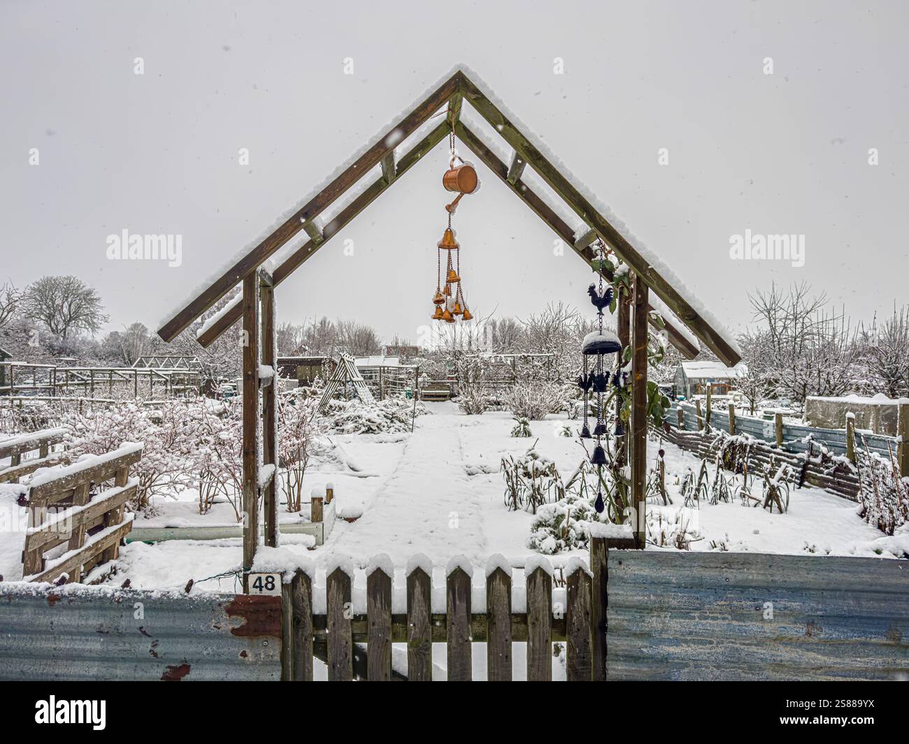 Un lotissement enneigé dans le Yorkshire révèle un paysage hivernal serein, avec de la neige fraîche couvrant le chemin et les structures. Banque D'Images