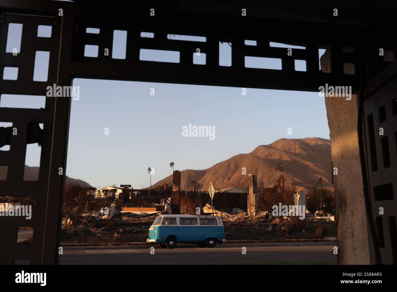 Los Angeles, Californie, États-Unis. 20 janvier 2025. Le bus rétro Volkswagen autrefois propriété de Preston Martin dans lequel il a dormi pendant un an à l'université est garé dans un quartier Pacific Palisades détruit par l'incendie de Palisades et a été vu sur une photo aérienne AP dans les médias du monde entier. (Crédit image : © Jonathan Alcorn/ZUMA Press Wire) USAGE ÉDITORIAL SEULEMENT! Non destiné à UN USAGE commercial ! Banque D'Images