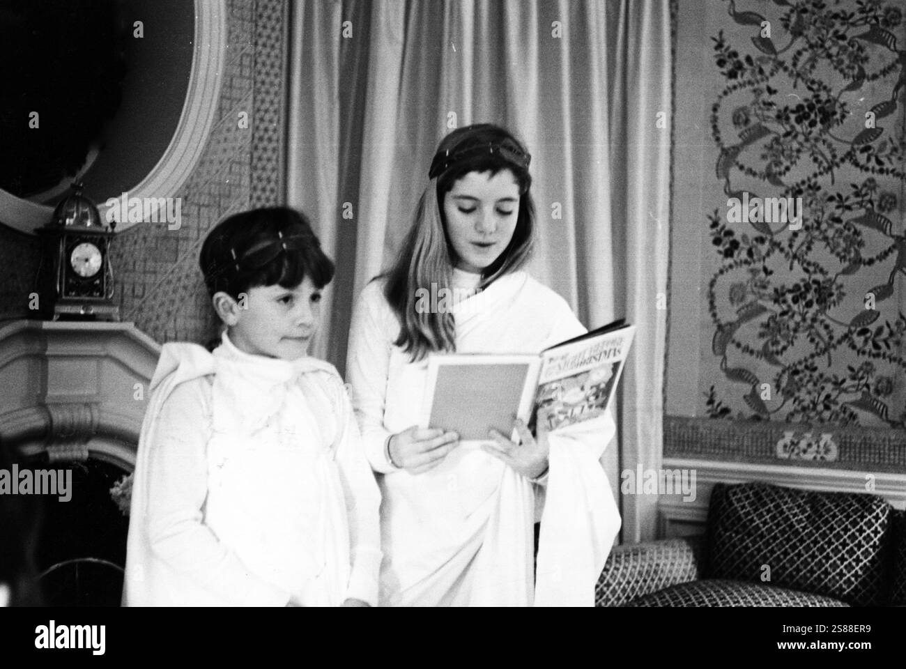 Dicembre 1968 Londra Archivio Storico Olycom/Lapresse il principe Anthony Stanisław Albert Radziwill ( 4 agosto 1959 - 10 agosto 1999) è stato un dirigente televisivo e regista americano di origine svizzera. ERA il figlio di Caroline Lee Bouvier Canfield e dell'aristocratico e diplomatico polacco principe Stanisław Radziwill, e nipote dell'ex First Lady Jacqueline Kennedy. Nella Foto : Anthony Stanisław Albert Radziwill il nipote di Jacqueline Lee Kennedy Onassis festeggia natale con suoi cugini a Londra dans la photo : Anthony Stanisław Albert Radziwill le neveu de Jacqueline Lee Kennedy Onas Banque D'Images