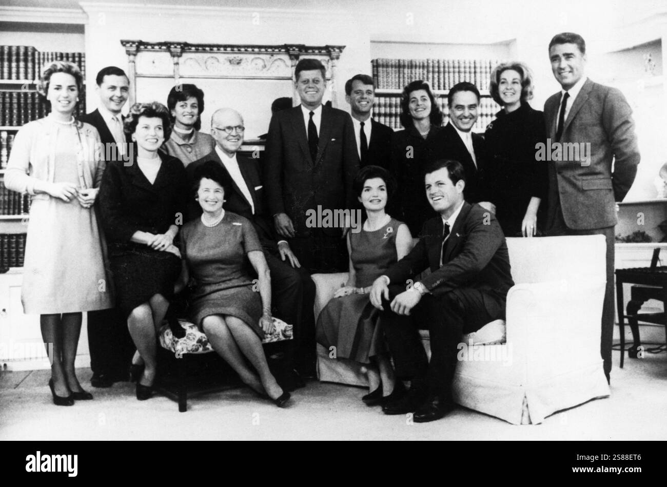 Anni '60 Archivio Storico Olycom/Lapresse John Fitzgerald Kennedy, chiamato anche JFK o con il diminutivo Jack (Brookline, 29 maggio 1917 – Dallas, 22 novembre 1963), è stato un politico statunitense, 35º presidente degli Stati Uniti d'America dal 1961 al 1963. Nella Foto : la famiglia John Fitzgerald Kennedy, Rose e Joseph Kennedy con la tutta la famiglia. Seduti da sinistra a destra : Eunice Shriver, Rose e Joseph Kennedy, Jacqueline Bouvier Kennedy, Ted Kennedy in piedi : Ethel Kennedy, John F. Kennedy, Robert Kennedy, Patricia Kennedy Lawford, Sargent Shriver, Joan Kennedy et Peter Lawford Banque D'Images