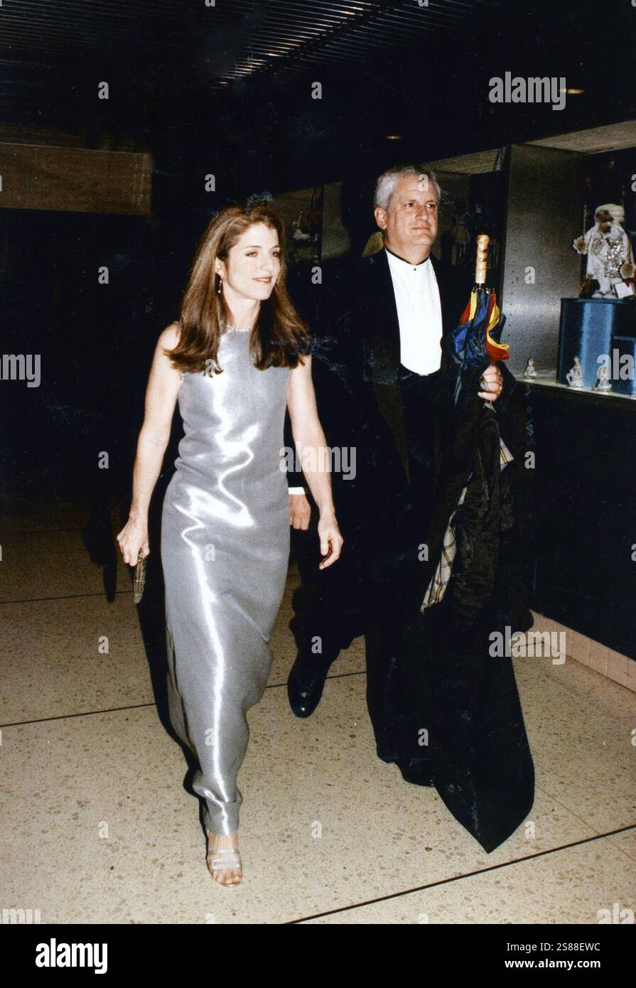 11 Maggio 1998 New York Archivio Storico Olycom/Lapresse Caroline Bouvier Kennedy, coniugata Schlossberg (New York, 27 novembre 1957), è un avvocato e diplomatica statunitense, figlia dell'ex Presidente degli Stati Uniti John Fitzgerald Kennedy e della moglie Jacqueline Kennedy Onassis, nonché sorella di John Kennedy Jr.. Dal 2022 è ambasciatore degli Stati Uniti en Australie Nella Foto : Caroline Bouvier Kennedy e suo marito Edwin Schlossberg all'apertura della stagione del balletto americano al Lincoln Center photo : Caroline Bouvier Kennedy et son mari Edwin Schlossberg à l'ouverture Banque D'Images