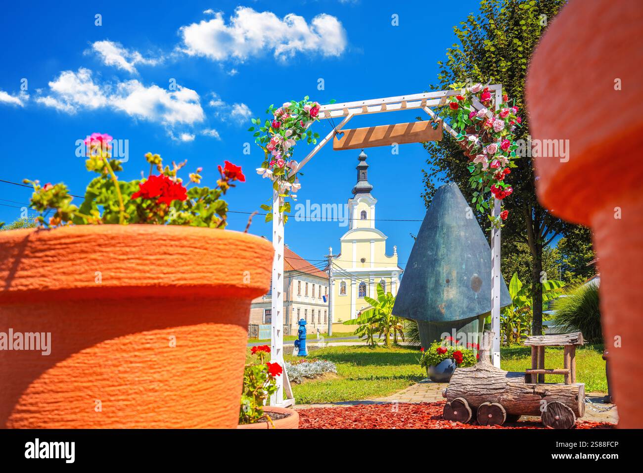 Village pittoresque de l'église de Peteranec et vue sur la rue, région de Podravina en Croatie Banque D'Images