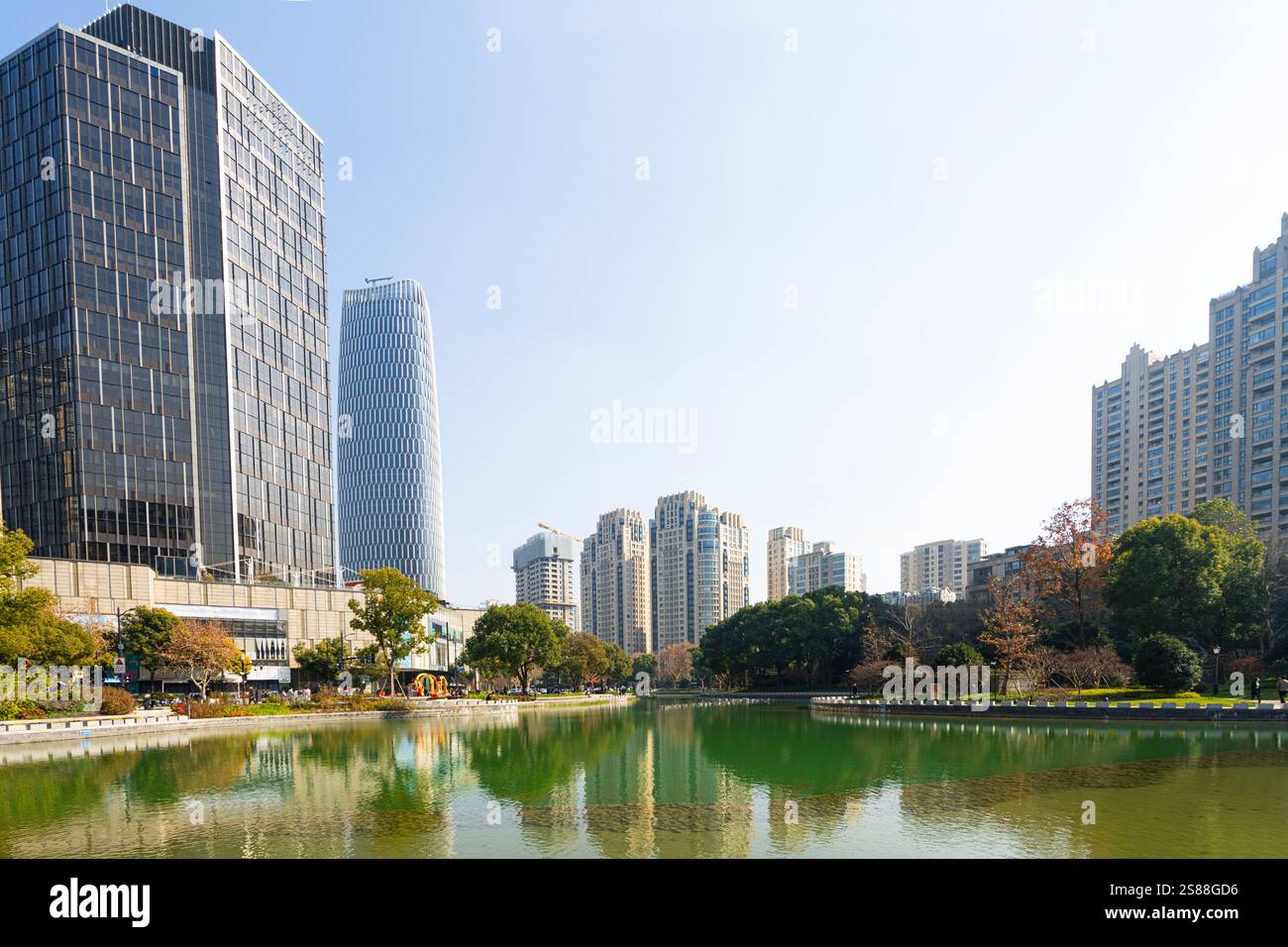 Shanghai, Chine. 8 janvier 2025. Vue panoramique sur les gratte-ciels du centre-ville Banque D'Images