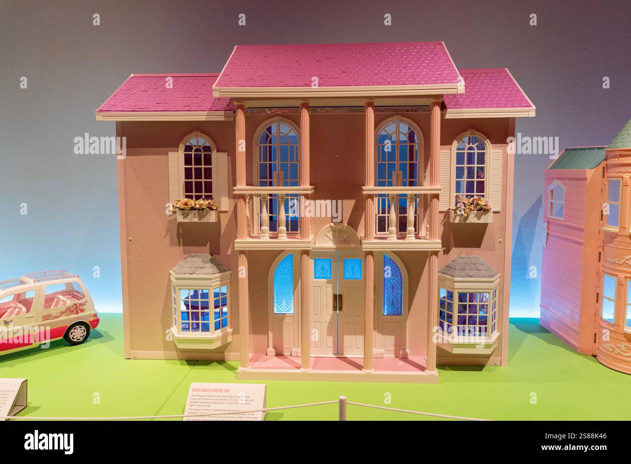 Barbie Magical Mansion (1990) at Barbie - The Exhibition (2024-2025), Design Museum, Londres, Angleterre Banque D'Images