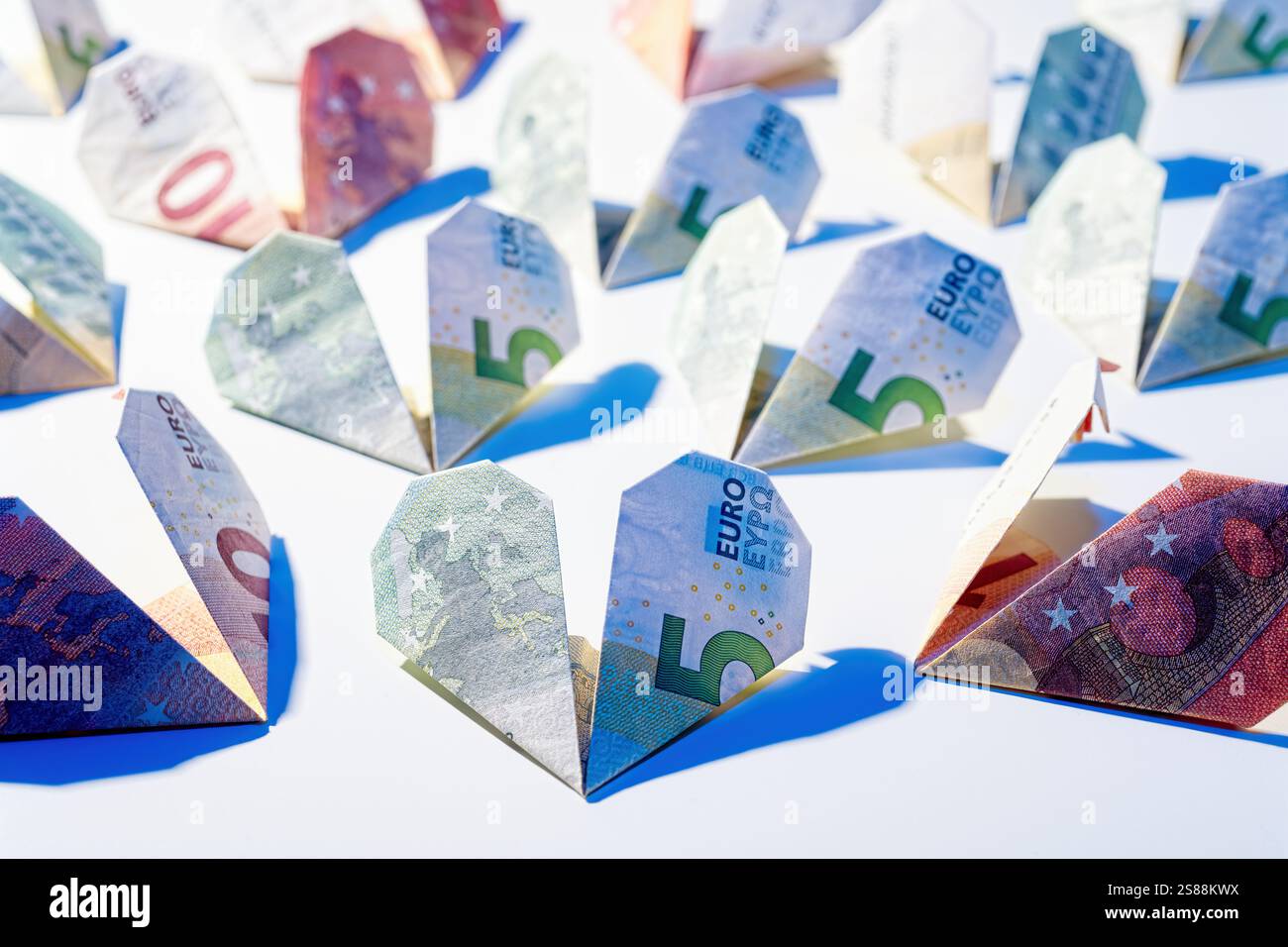 Billets pliés de 5 et 10 euros avec une ombre dure Banque D'Images