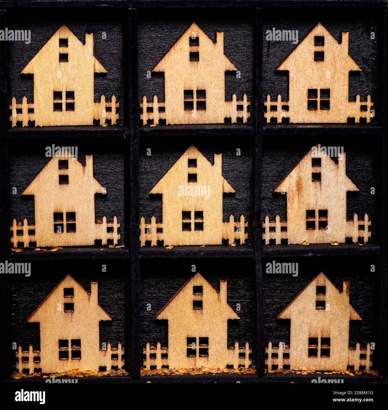 Petites maisons en bois idetntiques dans une boîte Banque D'Images
