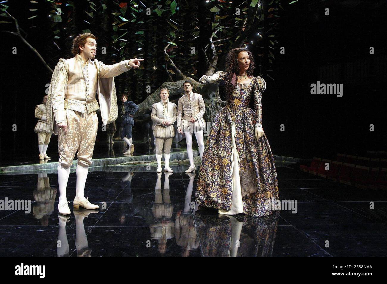 Avant gauche : Edward Bennett (Ferdinand, King of Navarre) arrière centre, de gauche à droite : David Tennant (Berowne), Sam Alexander (Dumaine), Tom Davey (Longaville) avant droite : Nina Sosanya (Rosaline) dans LOVE'S LABOUR'S LOST by Shakespeare à la Royal Shakespeare Company (RSC), Courtyard Theatre, Stratford-upon-Avon, Angleterre 08/10/2008 musique : Paul Englishby Set design : O'O'O'ou costumes réalisateur : Michael Mitchell Ashcroft Banque D'Images