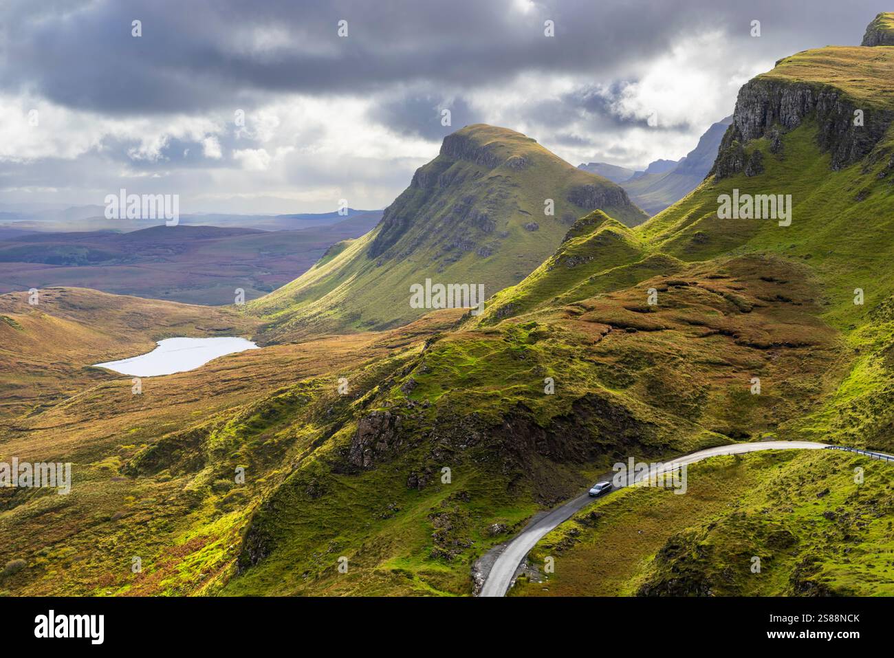 Paysage de Skye de Loch Cleat Cleat Rock et Sartle le Quiraing Skye île de Skye Highlands et îles Écosse Royaume-Uni GB Europe Banque D'Images