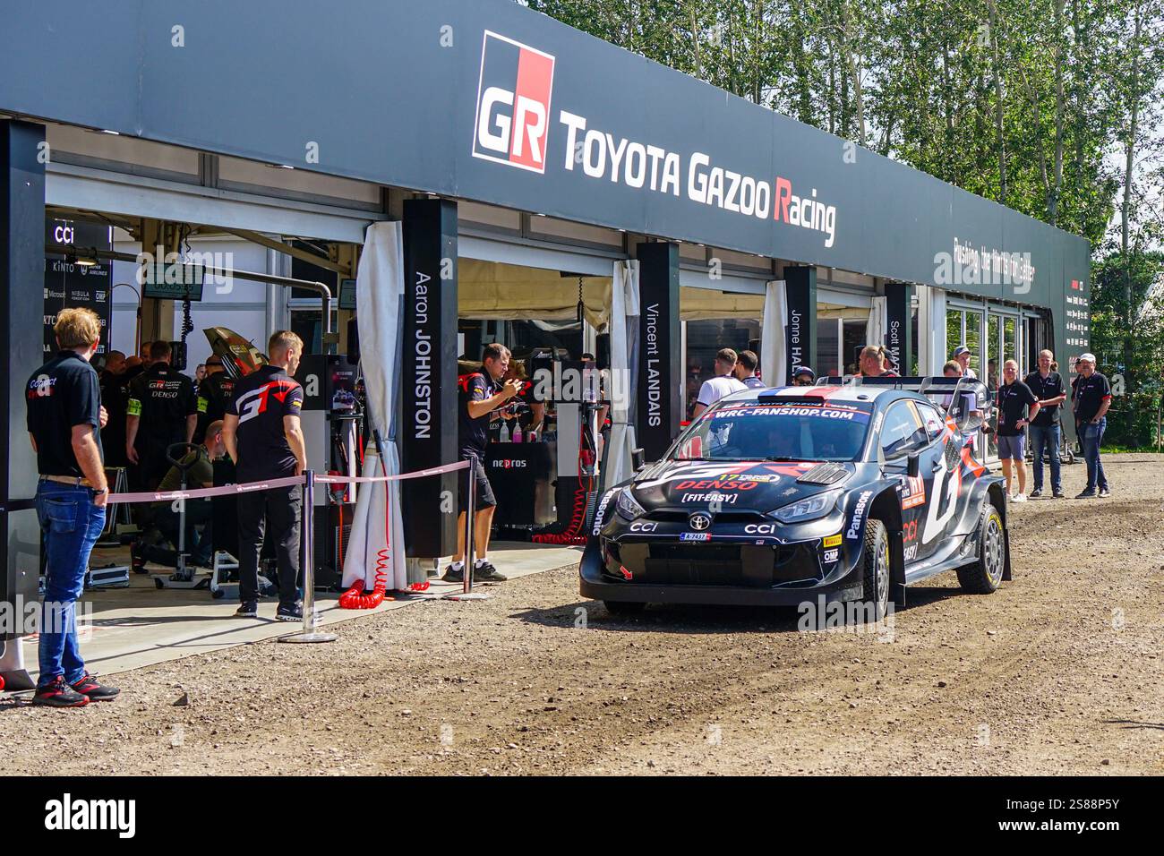 Liepaja, Lettonie- 20 juillet 2024 : WRC 2024 Rallye Lettonie Toyota Gazoo Racing parc de service, la voiture de rallye est sur la piste Banque D'Images