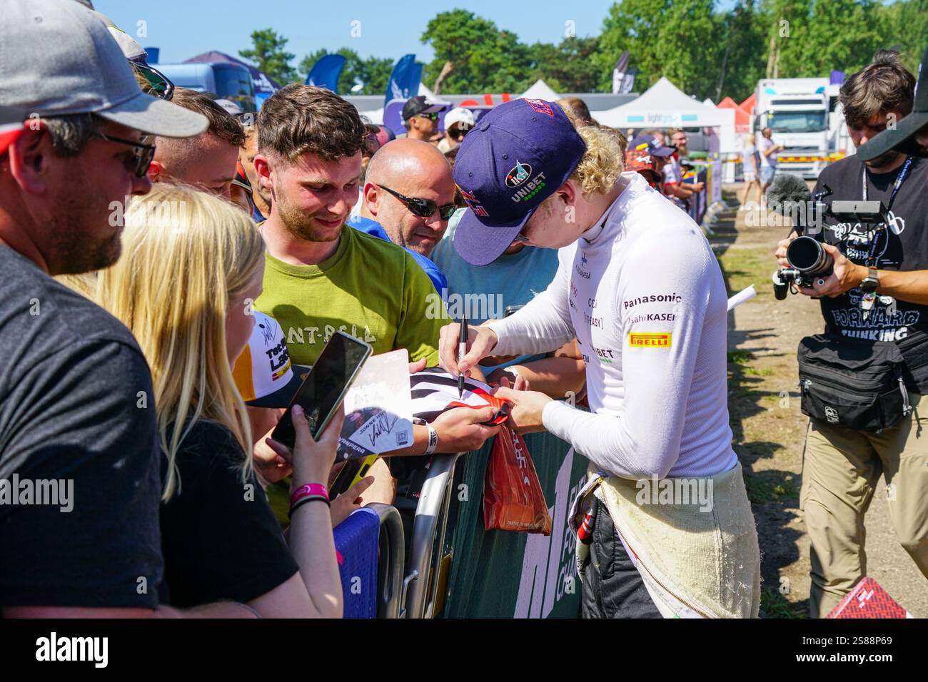 Liepaja, Lettonie- 20 juillet 2024 : le pilote finlandais Kalle Rovanpera communique avec les fans et donne des autographes pendant le WRC Rally Latvia Banque D'Images