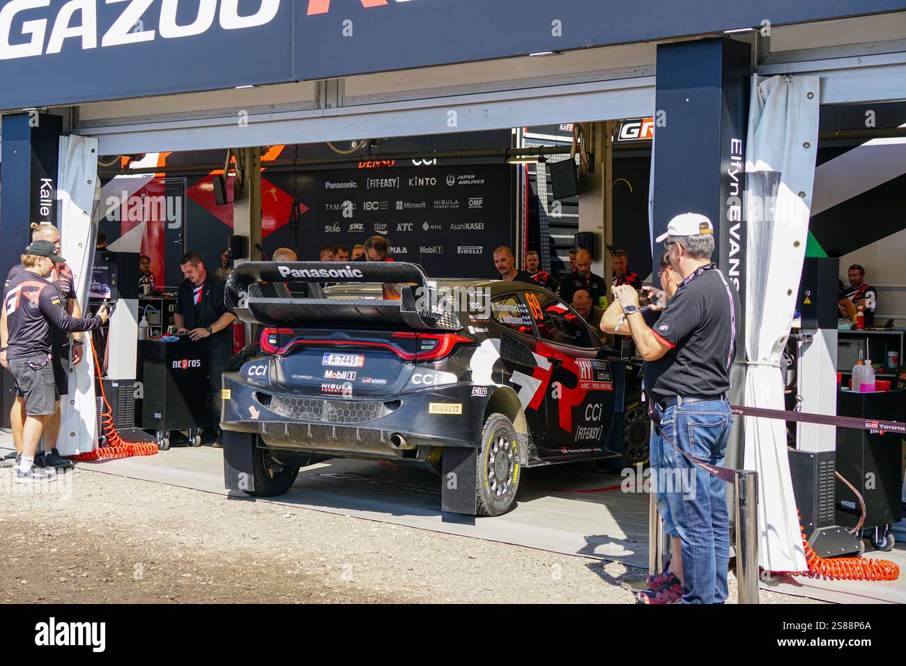 Liepaja, Lettonie- 20 juillet 2024 : WRC 2024 Rally Latvia Toyota Gazoo Racing parc de service, la voiture de rallye K. Rovapera et J. Halttunen va sur la piste Banque D'Images