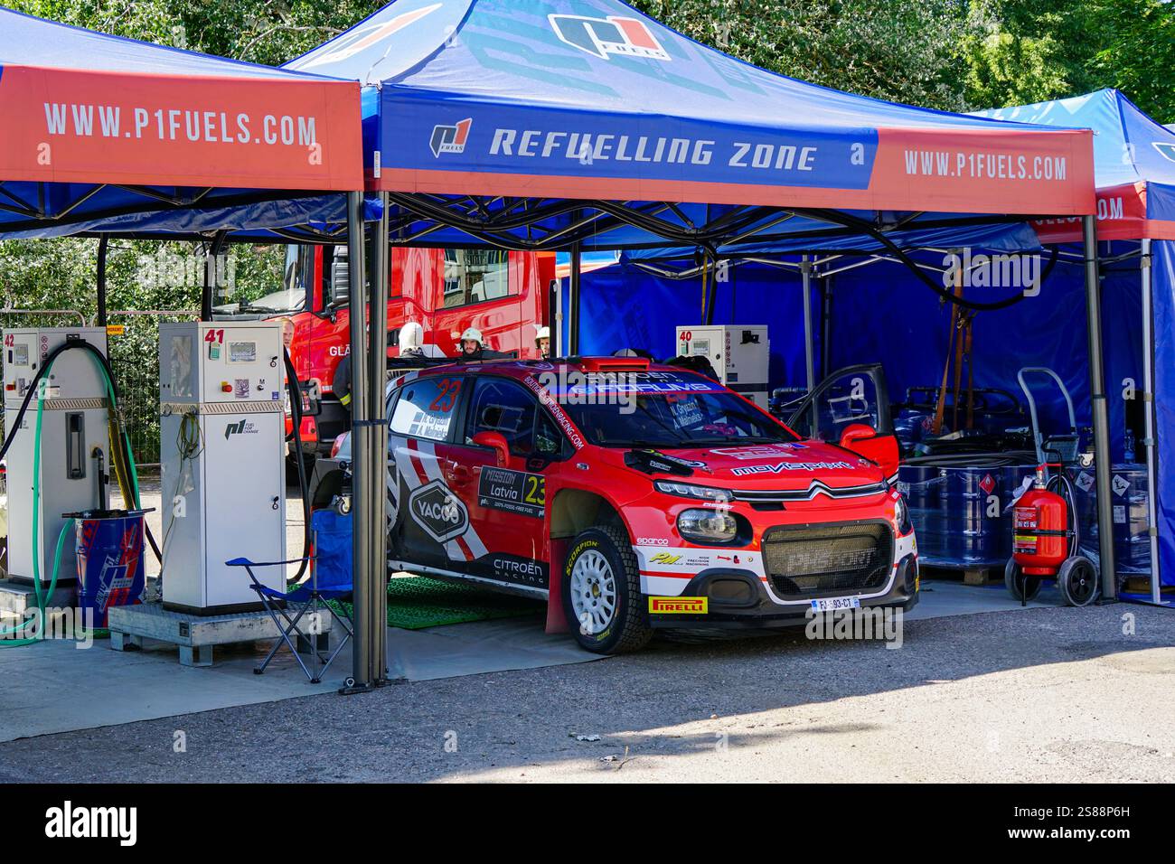 Liepaja, Lettonie - 20 juillet 2024 : station-service pour les voitures de rallye WRC 2024 Rally Latvia, zone de ravitaillement des voitures de rallye Banque D'Images