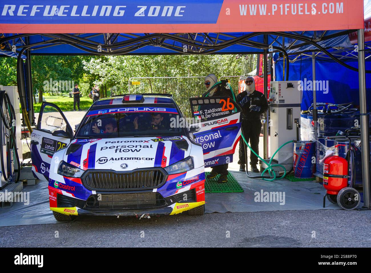 Liepaja, Lettonie - 20 juillet 2024 : station-service pour les voitures de rallye WRC 2024 Rally Latvia, zone de ravitaillement des voitures de rallye Banque D'Images