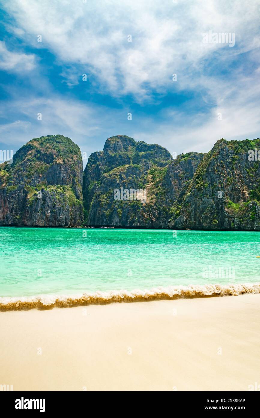 Surf de mer sur la plage de Maya Bay sur Ko Phi Phi Lee Thaïlande, cadre vertical Banque D'Images