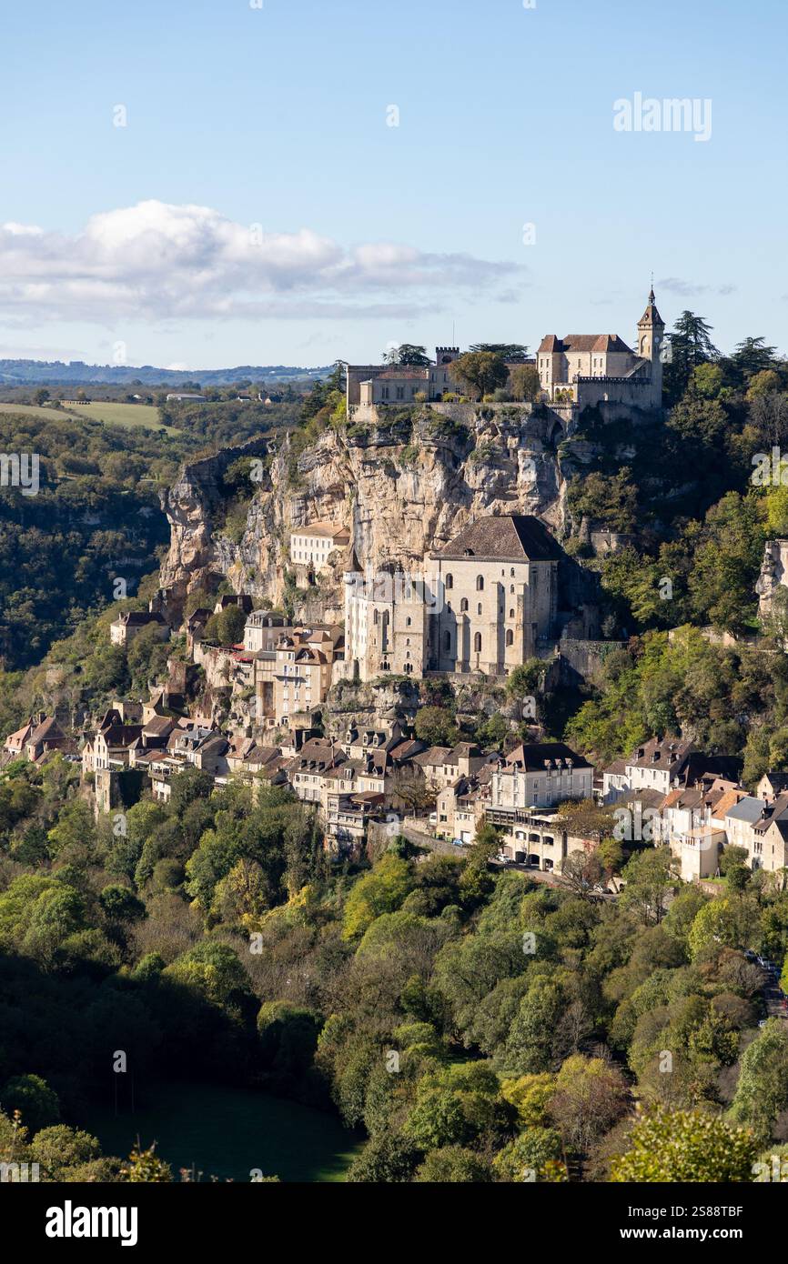 Vue imprenable sur Rocamadour, un pittoresque village médiéval en France perché sur une falaise de calcaire spectaculaire Banque D'Images