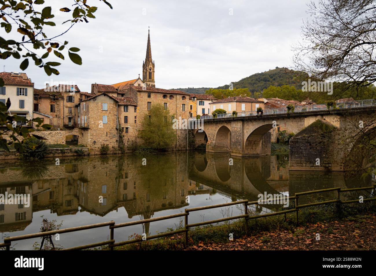 Image panoramique de la charmante ville médiévale de Saint-Antonin-Noble-Val en Occitanie, France. Doté d'un pont de pierre, bâtiments historiques Banque D'Images