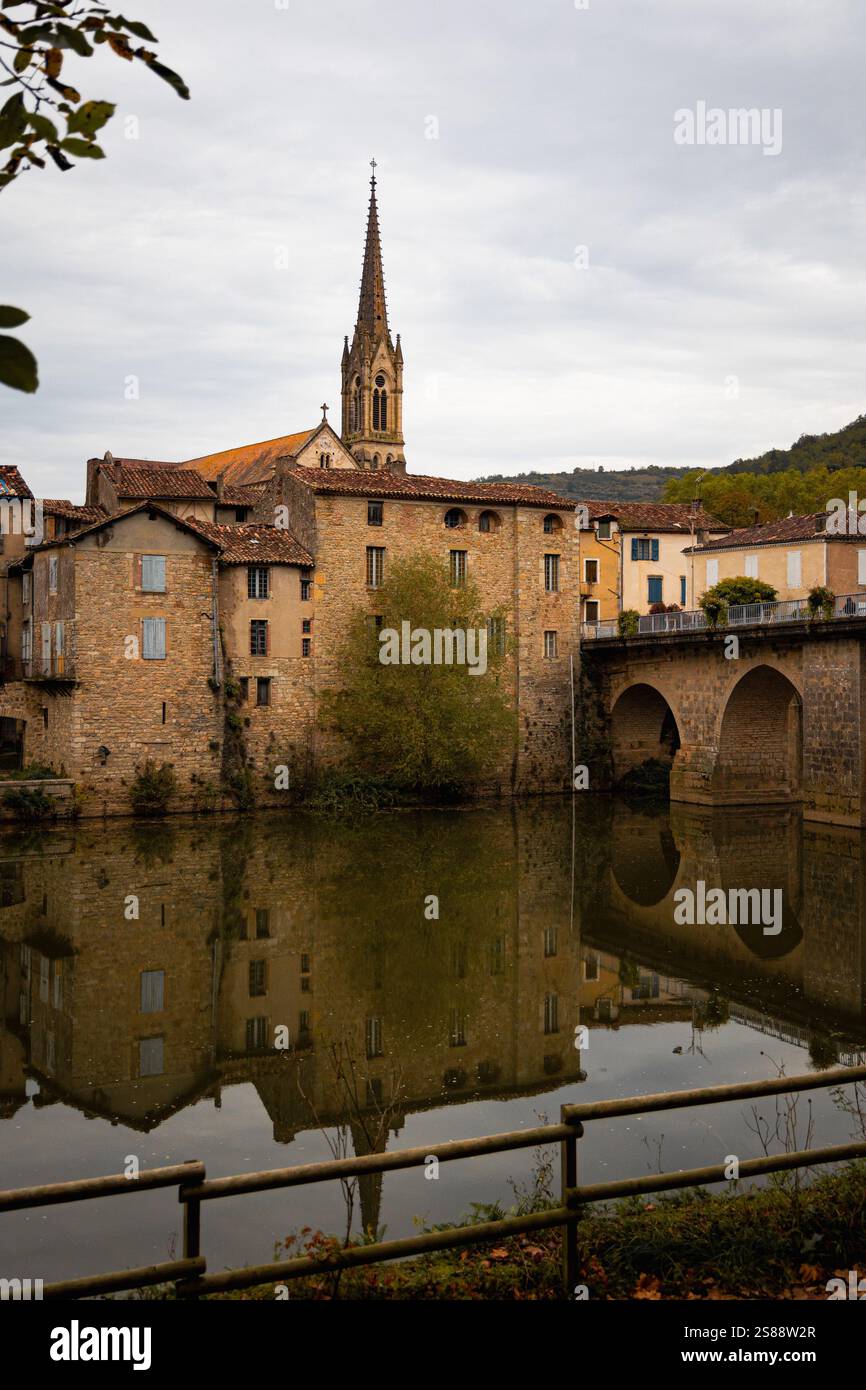 Image panoramique de la charmante ville médiévale de Saint-Antonin-Noble-Val en Occitanie, France. Doté d'un pont de pierre, bâtiments historiques Banque D'Images