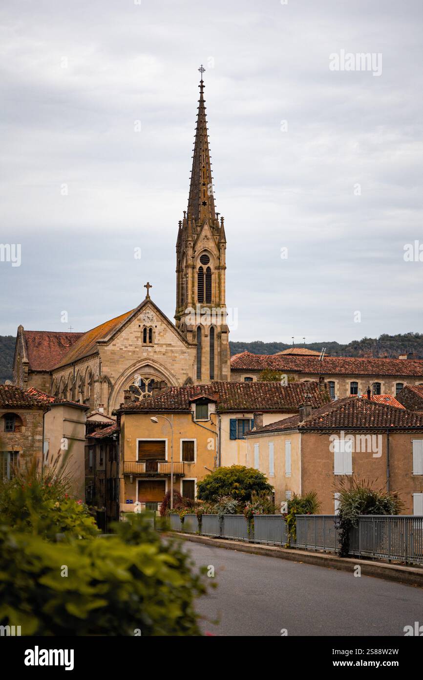 Vue rapprochée de l'église emblématique avec une imposante flèche de style gothique à Saint-Antonin-Noble-Val, Occitanie, France Banque D'Images